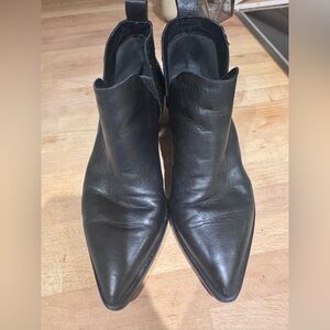 🌙3 FOR $20 
Dolce Vita Sonni leather bootie- 8.5